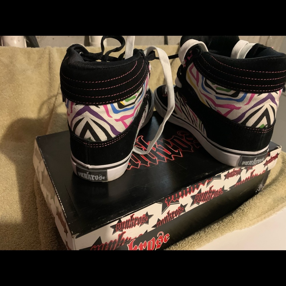 Sneakers - Picture 5 of 5